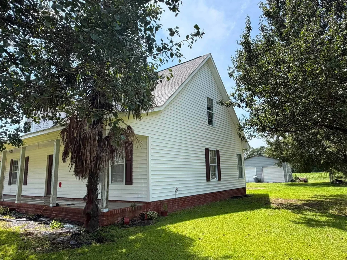 Clean white farmhouse after soft washing near Richlands NC